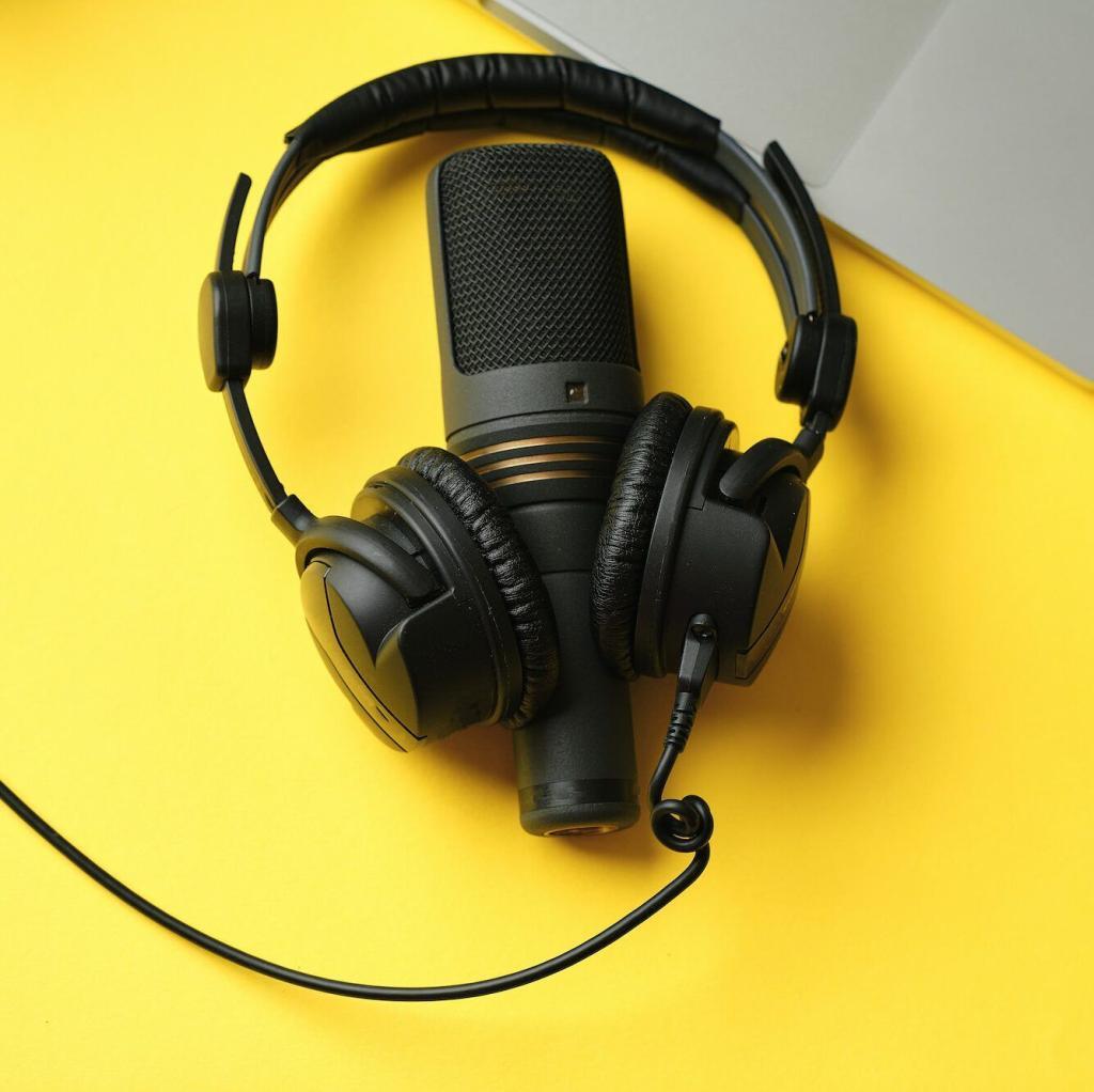 Podcast-Mikrofon und Podcast-Kopfhörer